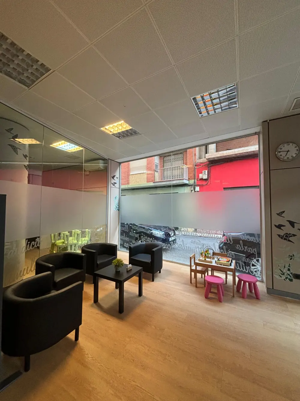 Sala de espera luminosa con sillones y mesa infantil